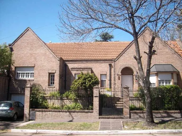 Importante Chalet En Alquiler De 4 Ambientes En Quilmes Centro