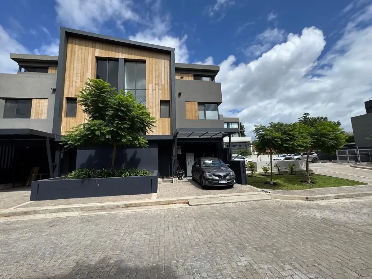 Casa En Beccar, El Canden, Con Distribución Funcional Y Jardín Con Piscina