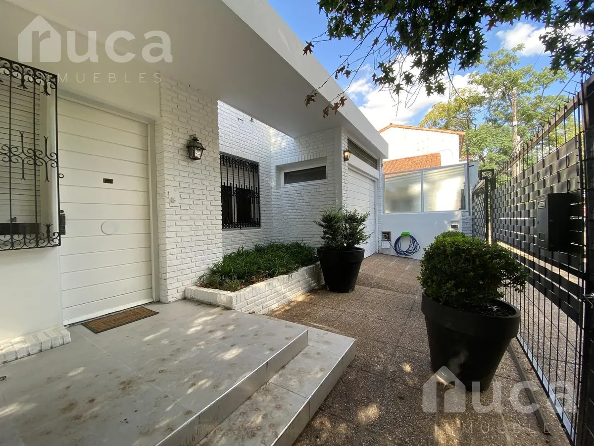 Casa En Alquiler De 7 Ambientes Con Jardín En El Centro De Acassuso