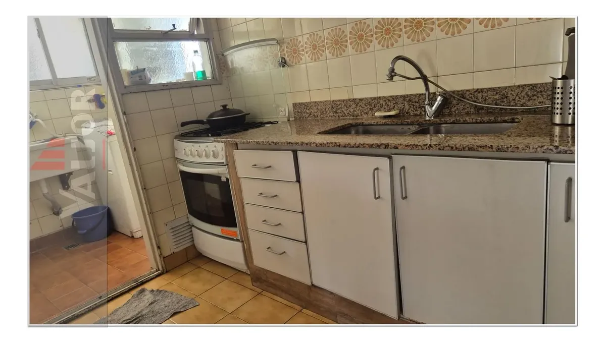 Apartamento de quatro ambientes com dependência em Flores