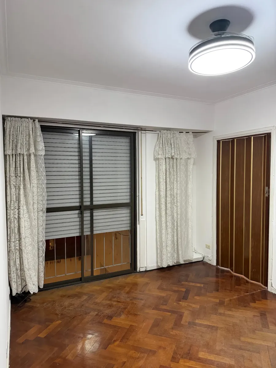 Departamento De 3 Amb Ubicado En Pleno Barrio De Boedo, A Metros De Avenidas Principales Y Medios De Transporte. La Unidad Se Encuentra En Un Segundo Piso Con Ascensor Y Con Excelente Iluminación