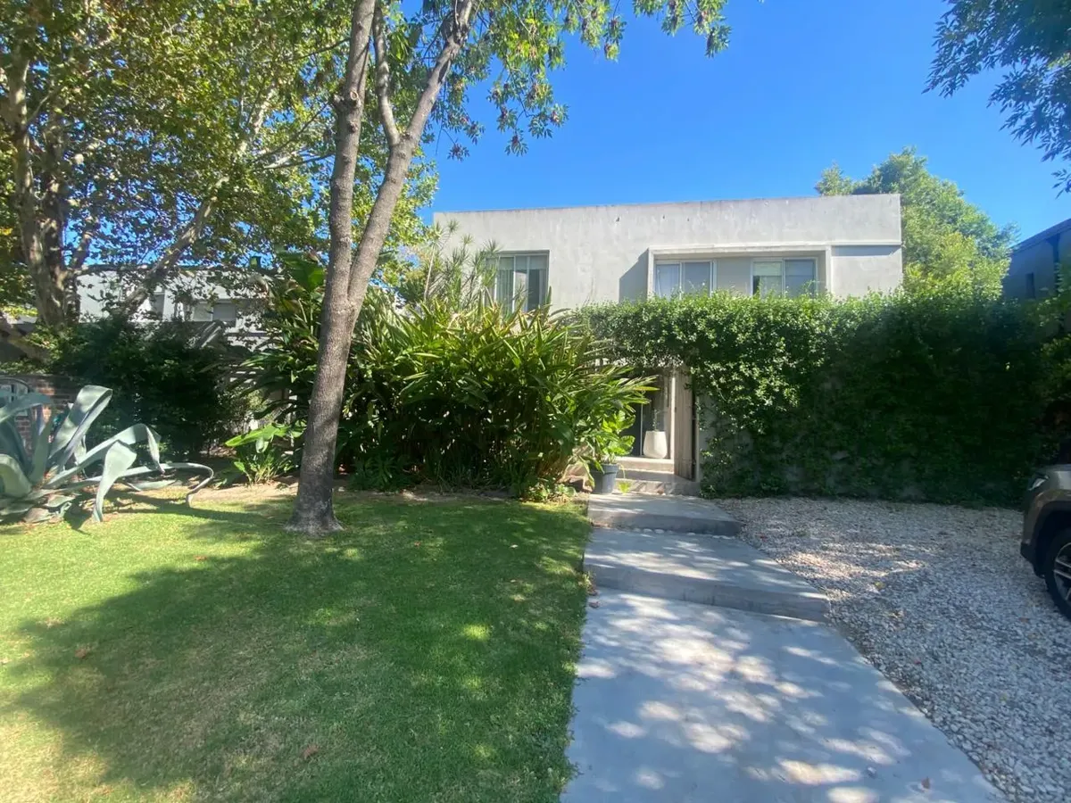 Casa amoblada con pileta y parrilla