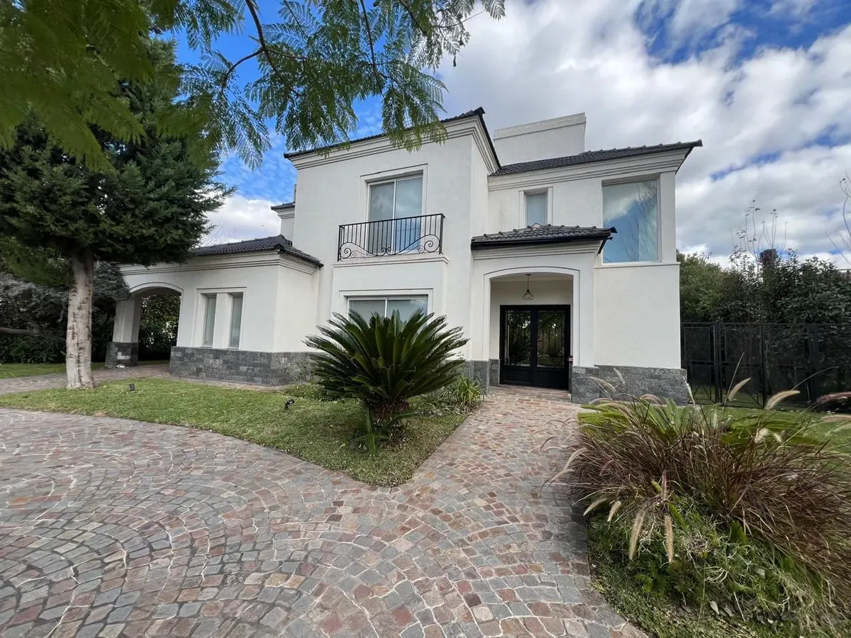 Casa com piscina e churrasqueira