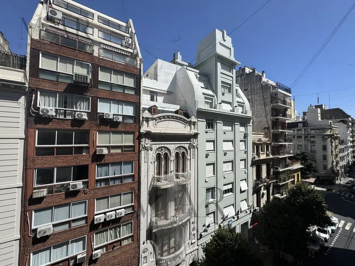 Kitnet com divisão e varanda mobiliada em San Nicolás
