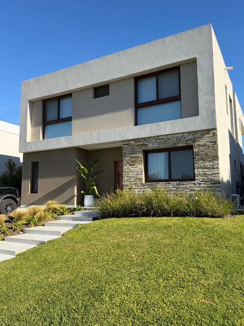 Casa com 5 dormitórios e piscina