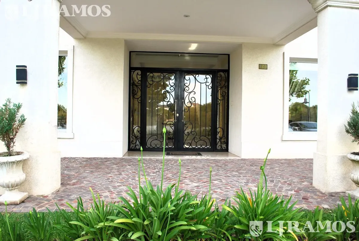 4 Dormitorios Y Escritorio. Lote Interno