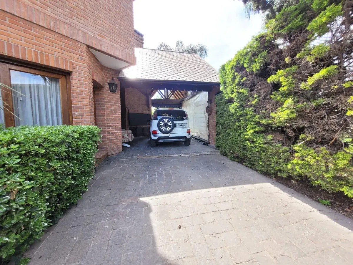 Furnished house, pool and covered parking