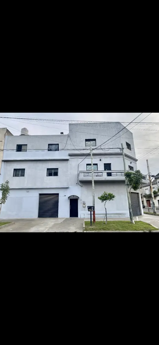 Excelente Piso, Se Comparte Acceso Por Pasillo De Entrada Y Escalera Hasta El Mismo, Patio Propio Y Exclusivo