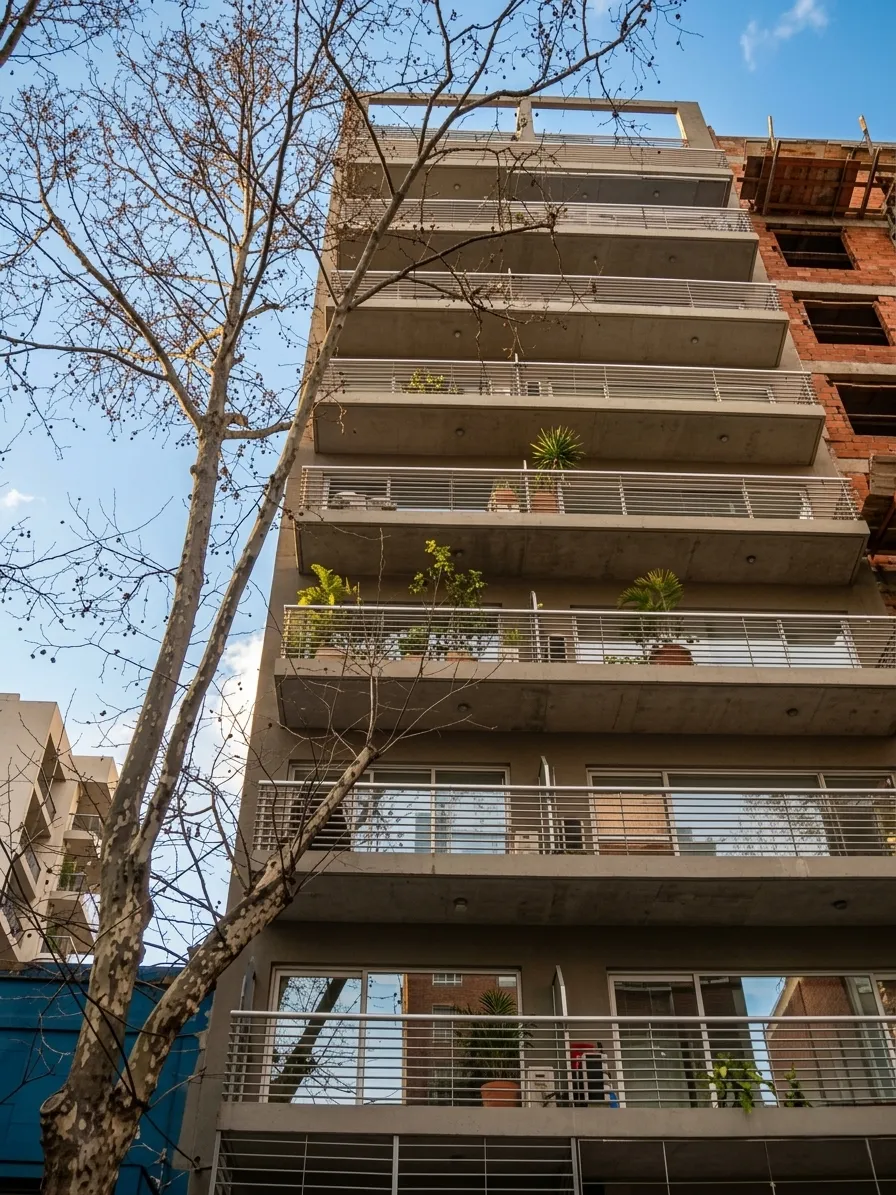 Monoambiente A Contrafrente Con Vista Abierta Y Luminosidad, Bano Y Cocina Completos, Ac Frio Calor. Apto Profesional