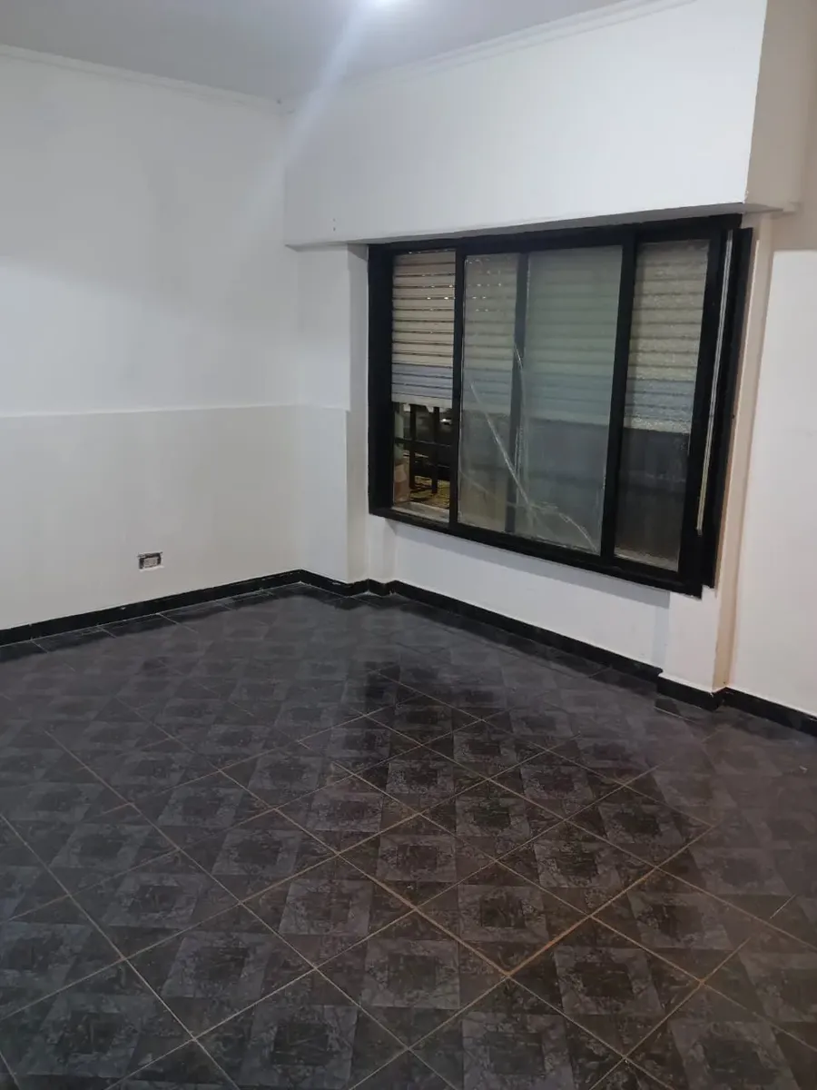Alquiler Casa Al Frente De Tres Niveles, Con Terraza, Sin Expensas