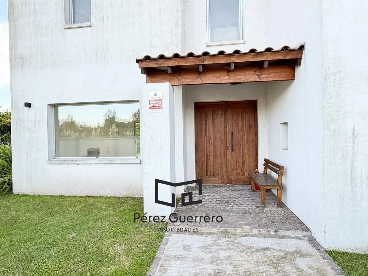 Three-bedroom house near Escobar’s lagoon