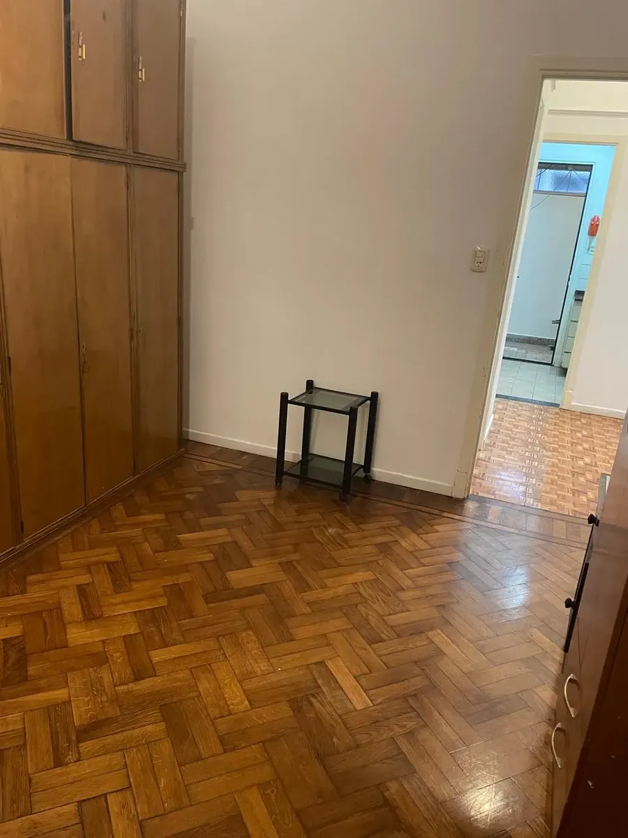 Departamento De Tres Ambientes , Con Dos Patios. En Pb, Bajas Exoensas