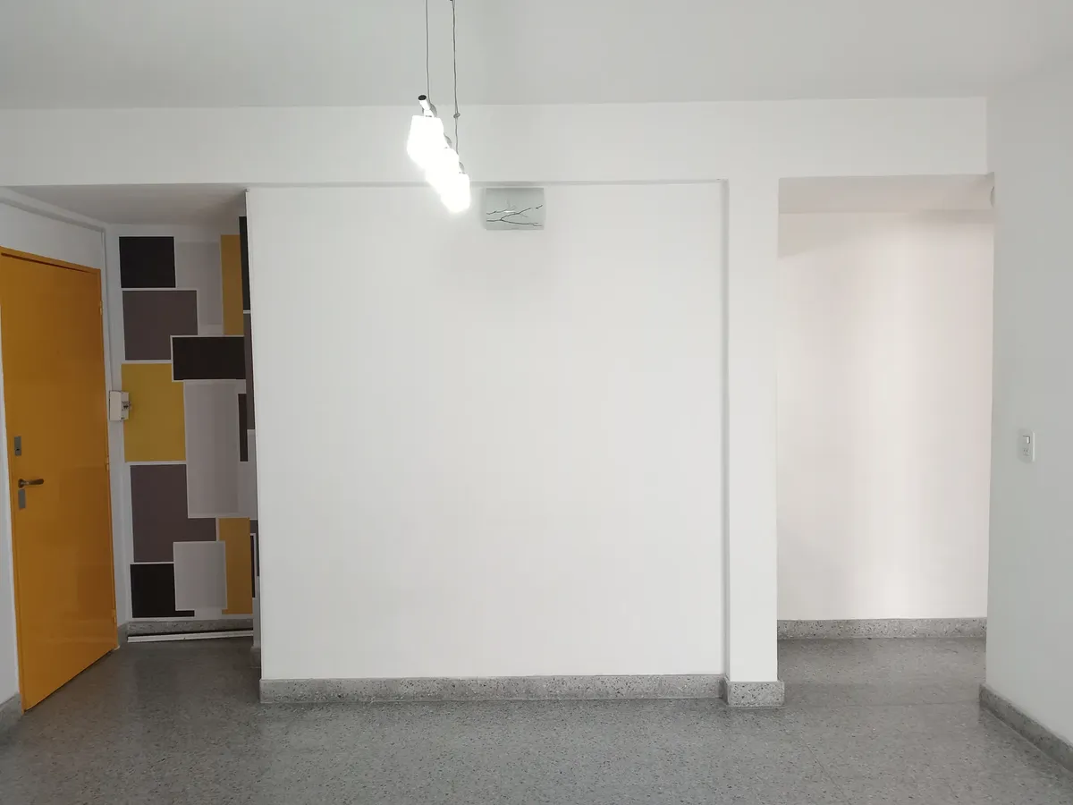 Excelente Ubicación A Metros De Lanucita. 2 Ambiente: Comedor, Dormitorio C/ Placar, Baño Instalado, Cocina Instalada Y Balcón. Segundo Piso Por Escalera. Abona Servicios Y Tsg. Bajas Expensas