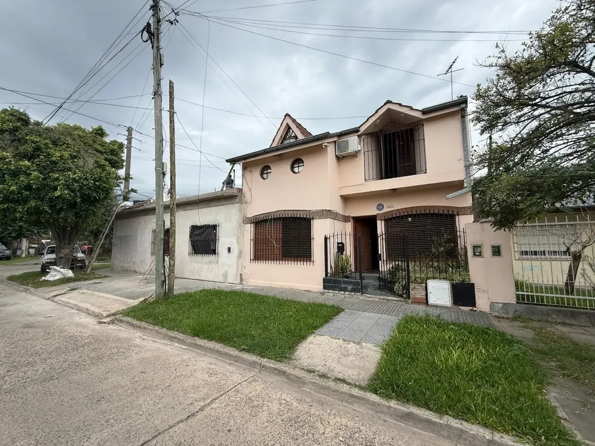 Casa 3 Ambientes C/cochera - Hurlingham
