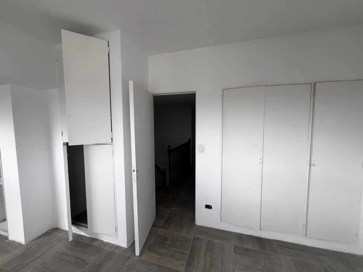 Duplex, Piso Alto, Luminoso Y Con Estupenda Distribución. 5 Ambientes Amplios. Y Dos Cocheras Vistas A La Ciudad Y Orientación Noroeste