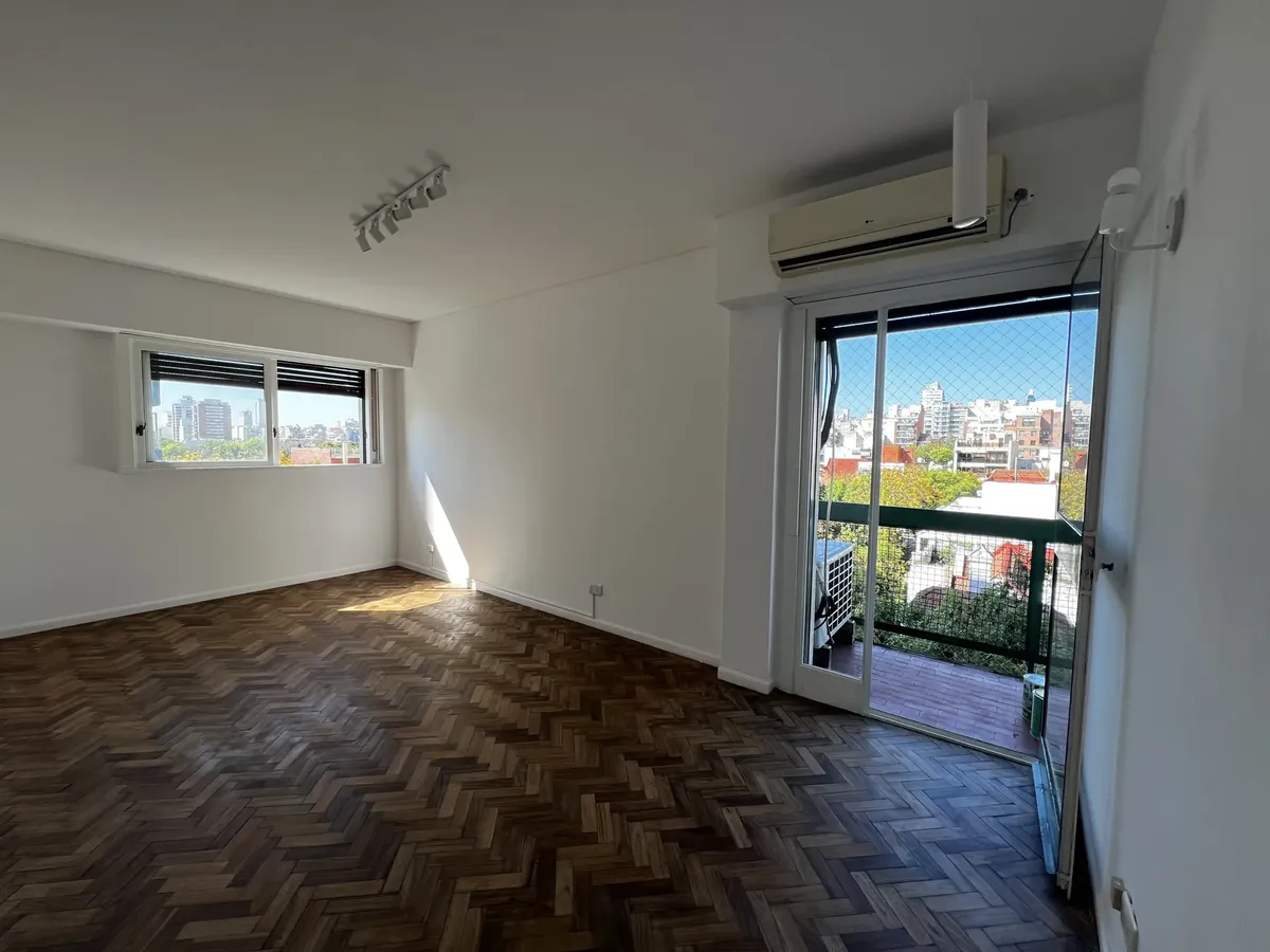 Departamento Ubicado En 5o Piso, Muy Luminoso Y Ventilado, Con Excelente Vista Abierta. recién Pintado Y Listo Para Entrar! Bajas Expensas