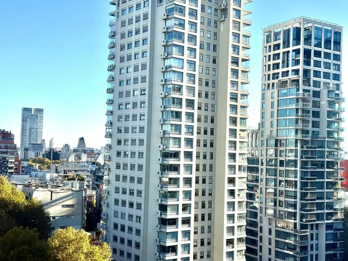Piso alto con balcón Torre Constantini