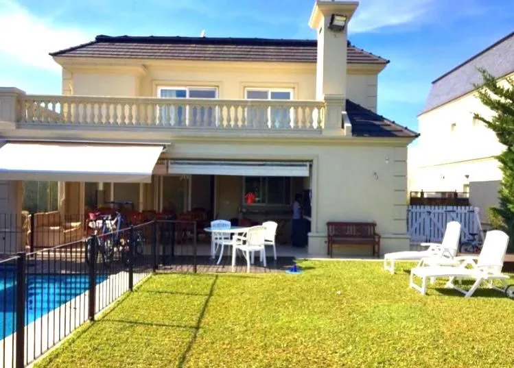 House with pool and home theatre