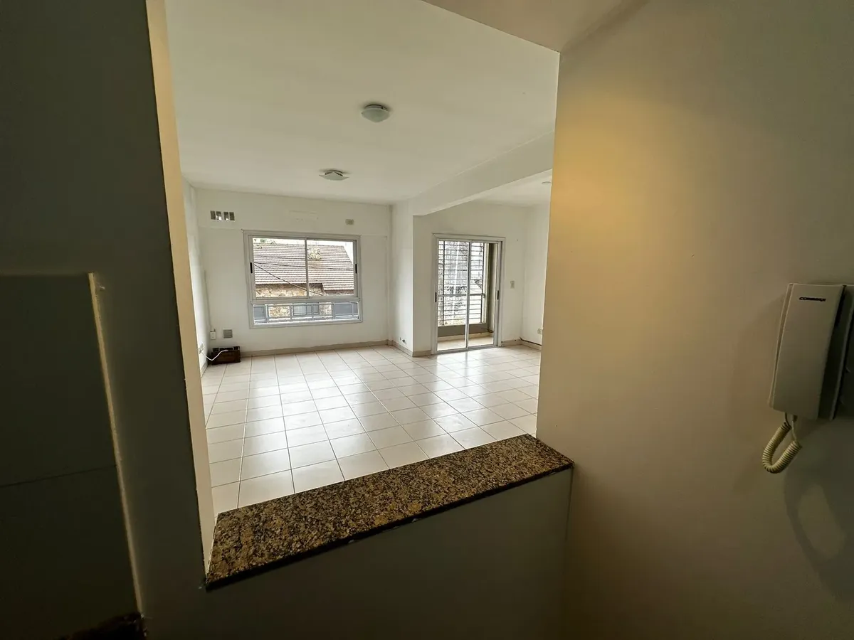 1er piso, dos balcones, cocina con barra