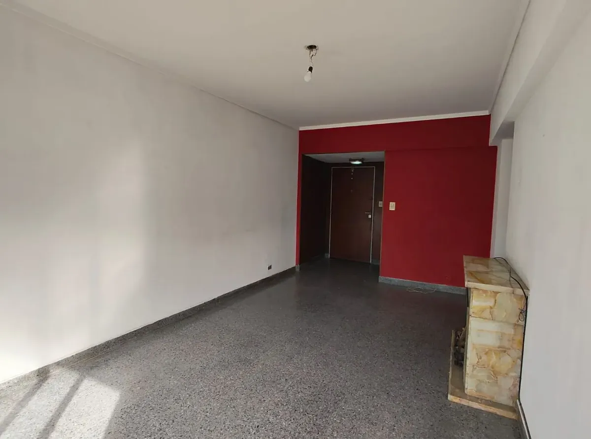 3 ambientes con balcón corrido