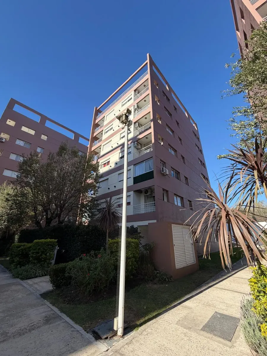 Piso 6 con balcón y amenities
