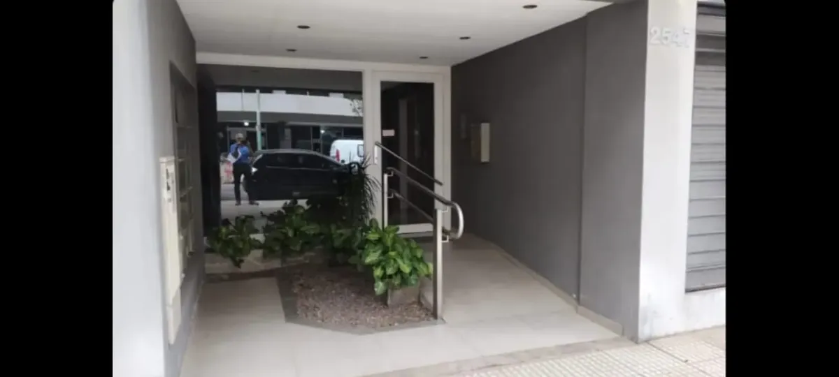 Excelente Departamento Con Inmejorable Ubicación Con Laundry , Solarium Y Parrilla
