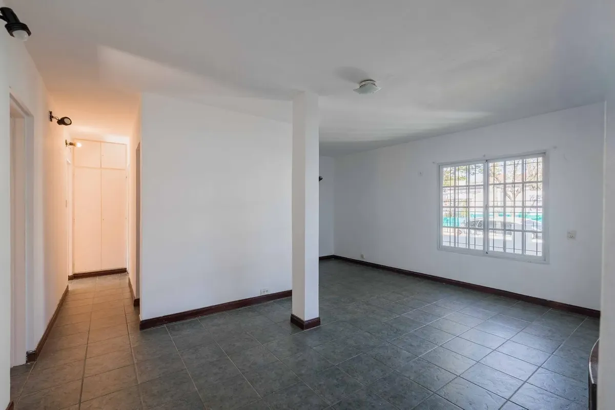 4-bedroom house, garden and pool