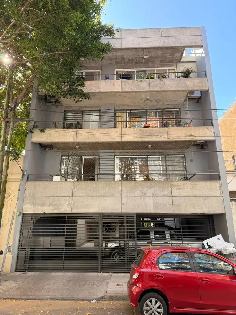 Luminoso 2 Ambientes Con Cochera, Baulera, Doble Balcón Y Terraza Con Parrilla