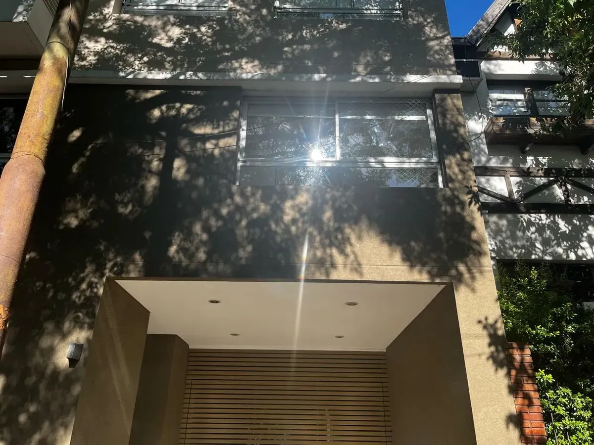 Monoambiente al frente con patio