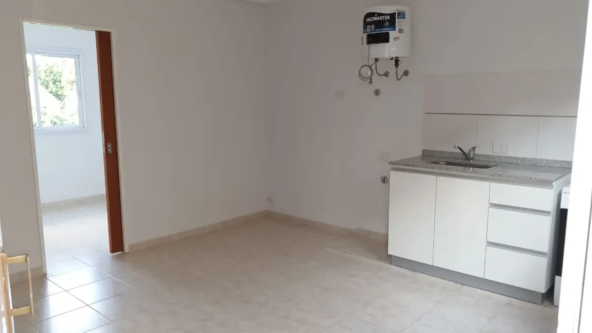 Alquilo En Caseros Departamento En 2do Piso De 1 Ambiente Con Patio F: 8135