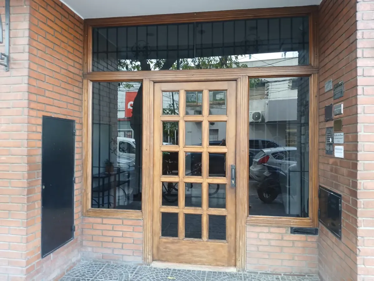 2 ambientes con balcón al frente
