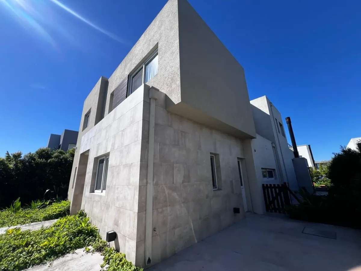 Casa En Alquiler Anual Y Temporal, Barrio Castaños: Nordelta, 2 Plantas, Jardin , Piscina , 3/4 Dorm. Suite Y Playroom