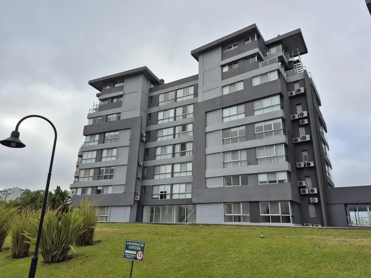 Lindísimo Departamento De 3 Amb. En Pb Con Galería Y Jardín Propios