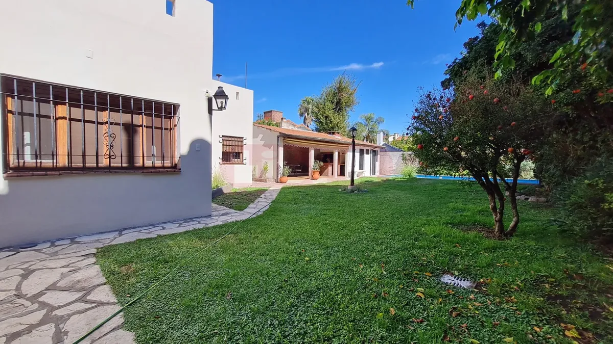 Chalet En Alquiler 6 Amb Jardín Quincho Y Pileta Martinez
