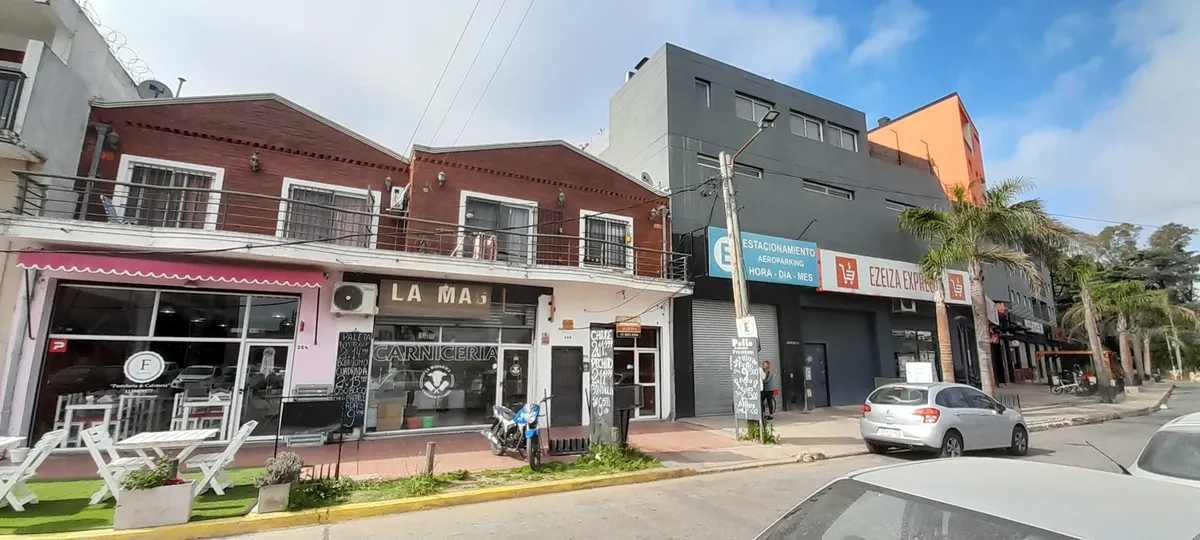 Rodeado De Colegios, Supermercado 24 Hs, A Mts Del Centro Y 2 Cuadras De Estación De Tren, A Metros De La Peatonal, En Impecable Estado, Muy Amplio Y Luminoso, Agua Corriente Y Cloacas, Balcon