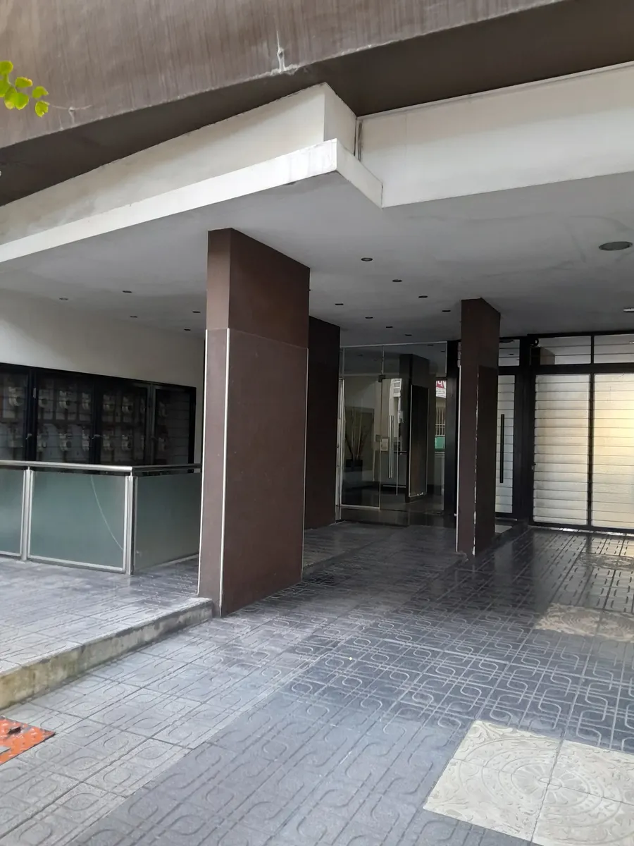 Ambiente Grande, Excelente Estado. Balcón. Baño Completo . Pisos Porcelanato. Estufa Gas.. 1 Cuadra Subte A. Mes Depósito + Mes Adelanto. Garantía Propietaria O Seguro De Caución