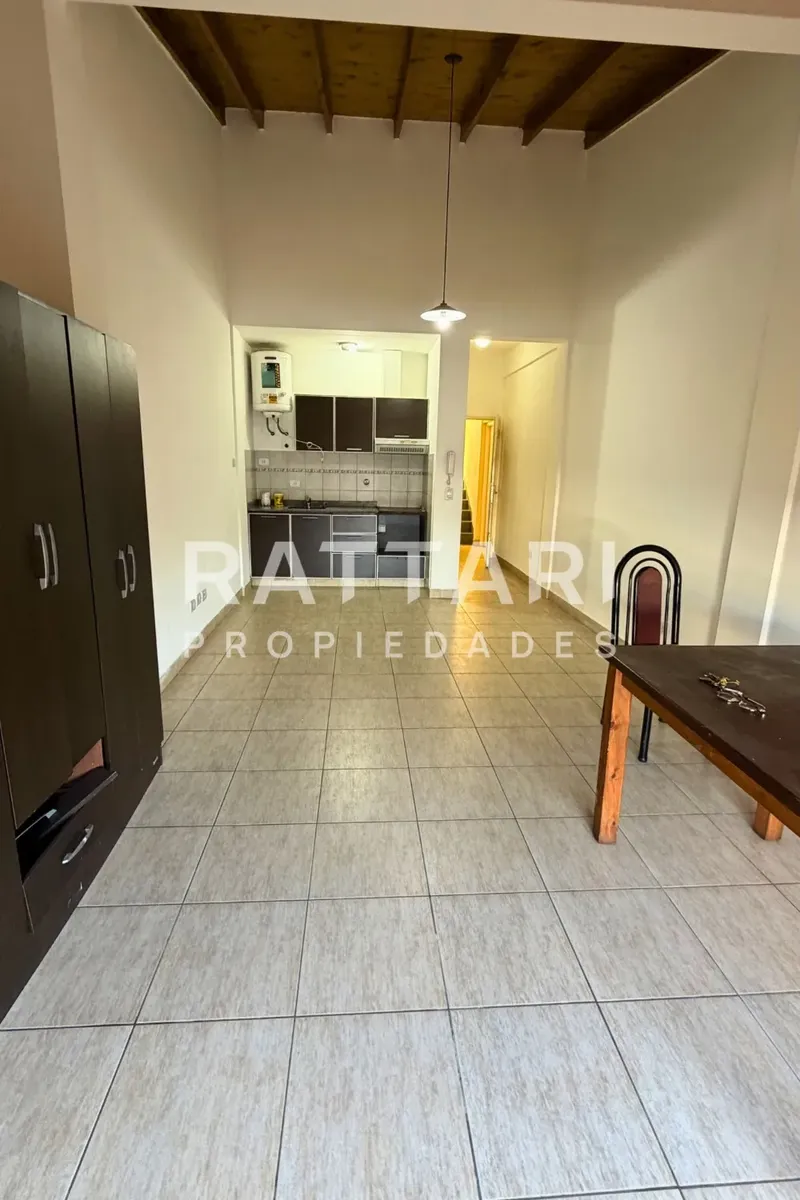 Alquiler De Amplio Departamento Monoambiente En Segundo Piso | Zona Unlam San Justo. Bajas Expensas