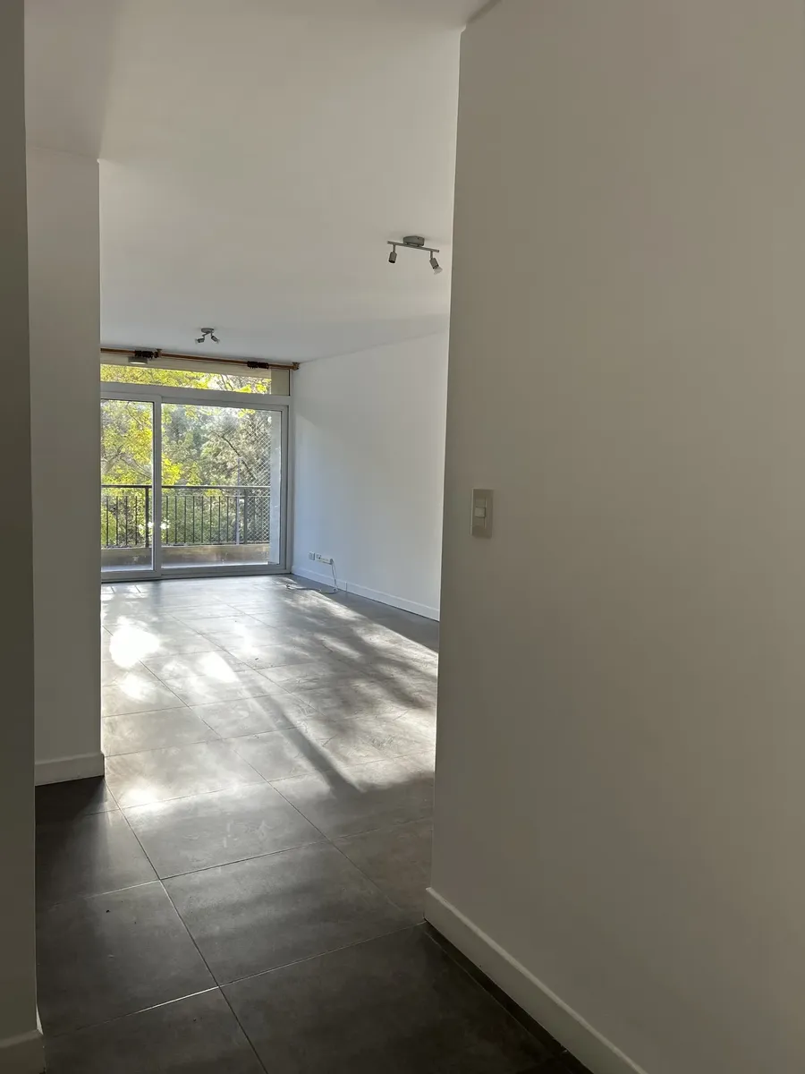 2nd-floor Beccar balcony apartment