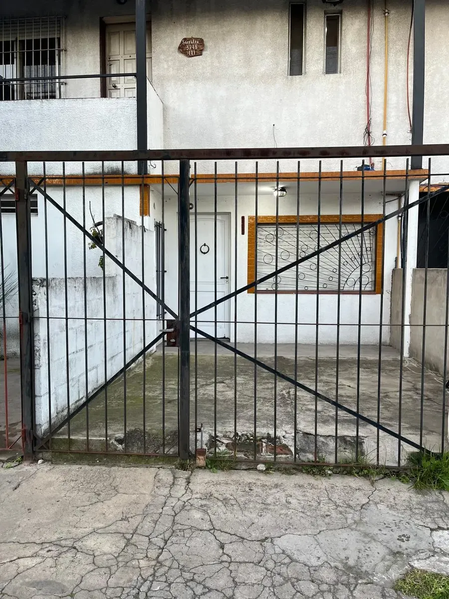 Depto T/casa 3 Amb Al Frente Con Entrada De Auto Y Patio