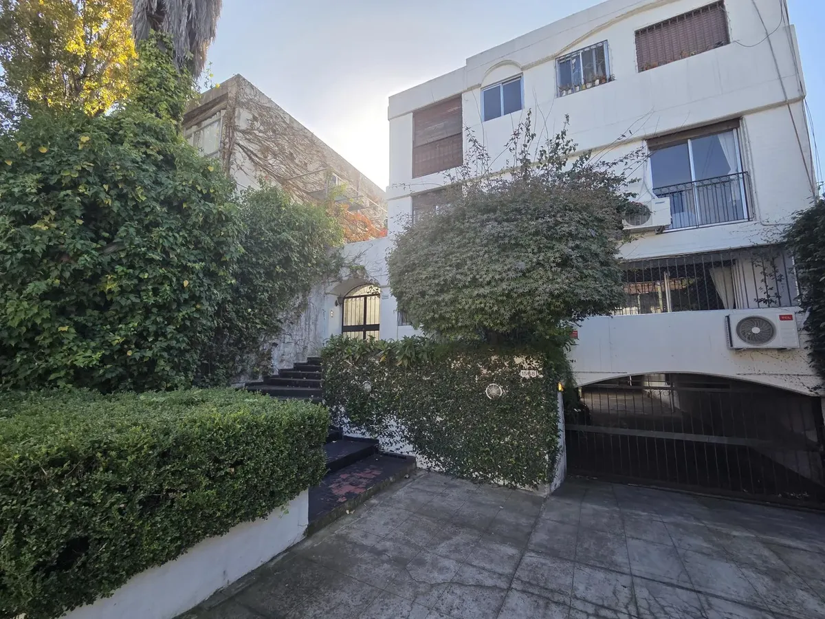 Departamento De 3 Ambientes En Dúplex Semi Amoblado Con Balcón Y Cochera - Carlos Pellegrini 1500