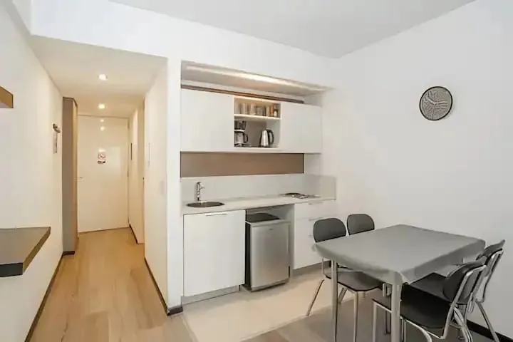 Estúdio com varanda e amenities