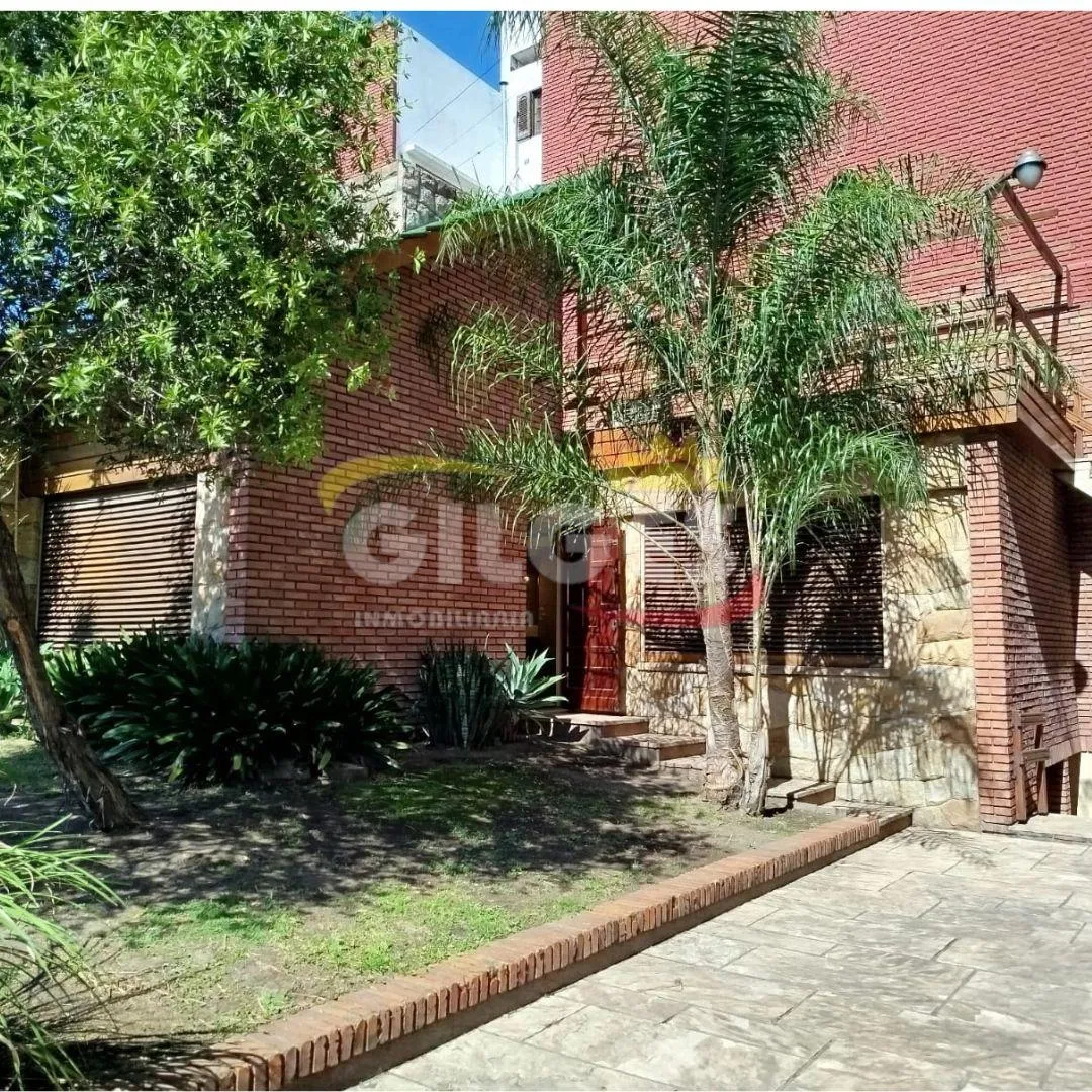 Casa 4 ambientes con jardín y terraza