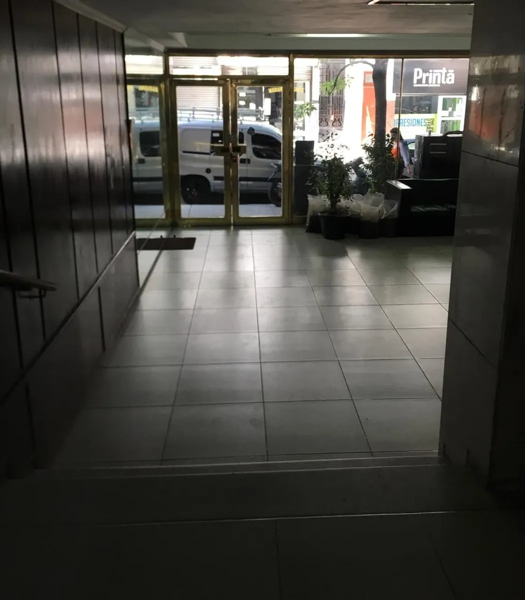 Monoambiente Al Frente 20 Metros Cuadrados. Zona De Facultades Y Hospital De Clínicas. 2 Cuadras De Acenida Córdoba Y 1 Avenida Corrientes. 2 Ascensores. Importante Hall De Entrada