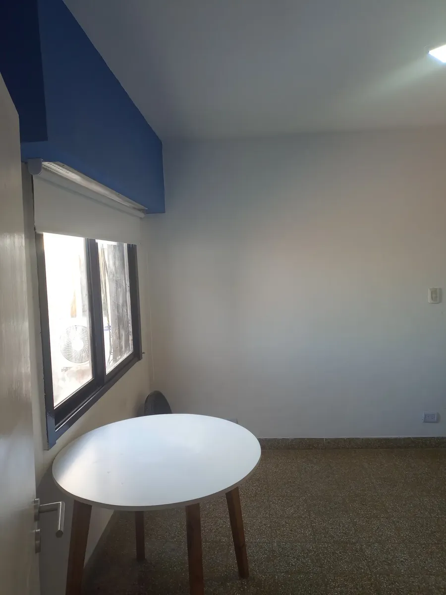 Depto 2 Ambientes Ubicado En La Mejor Zona De Monte Castro,en Muy Buen Estado, Buena Luz, Cuenta Con Gas Natural Bajas Expensas, Piso Parquet, Placard Empotrado, Cortinas Black Out