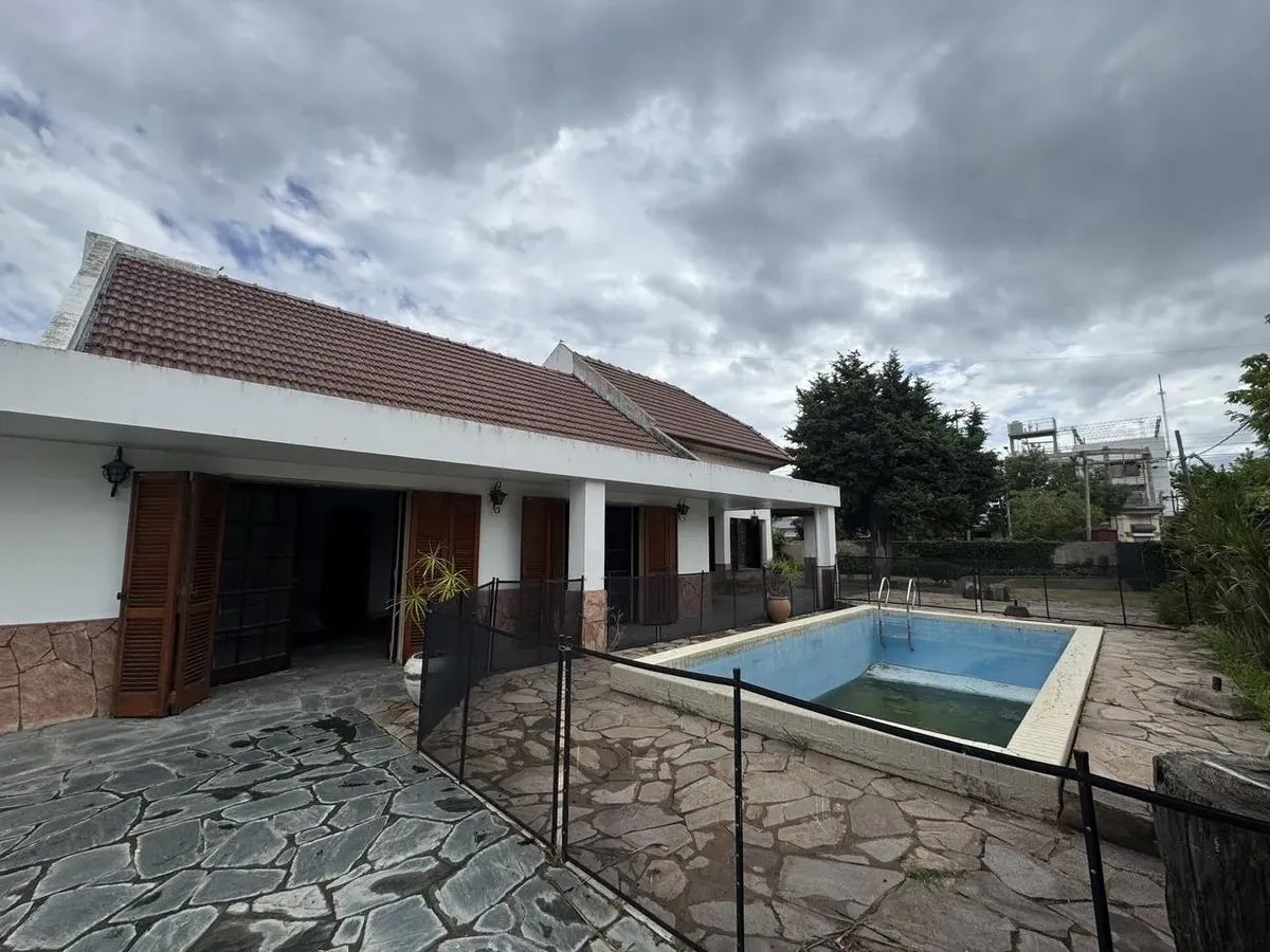 Casa En Venta Y Alquiler En Av. 60 Esquina 134 - La Plata