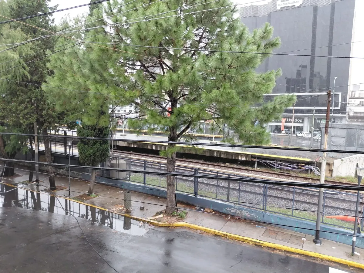 Excelente Departamento En Alquiler De Tres Ambientes Enfrente De La Estación De Ciudadela