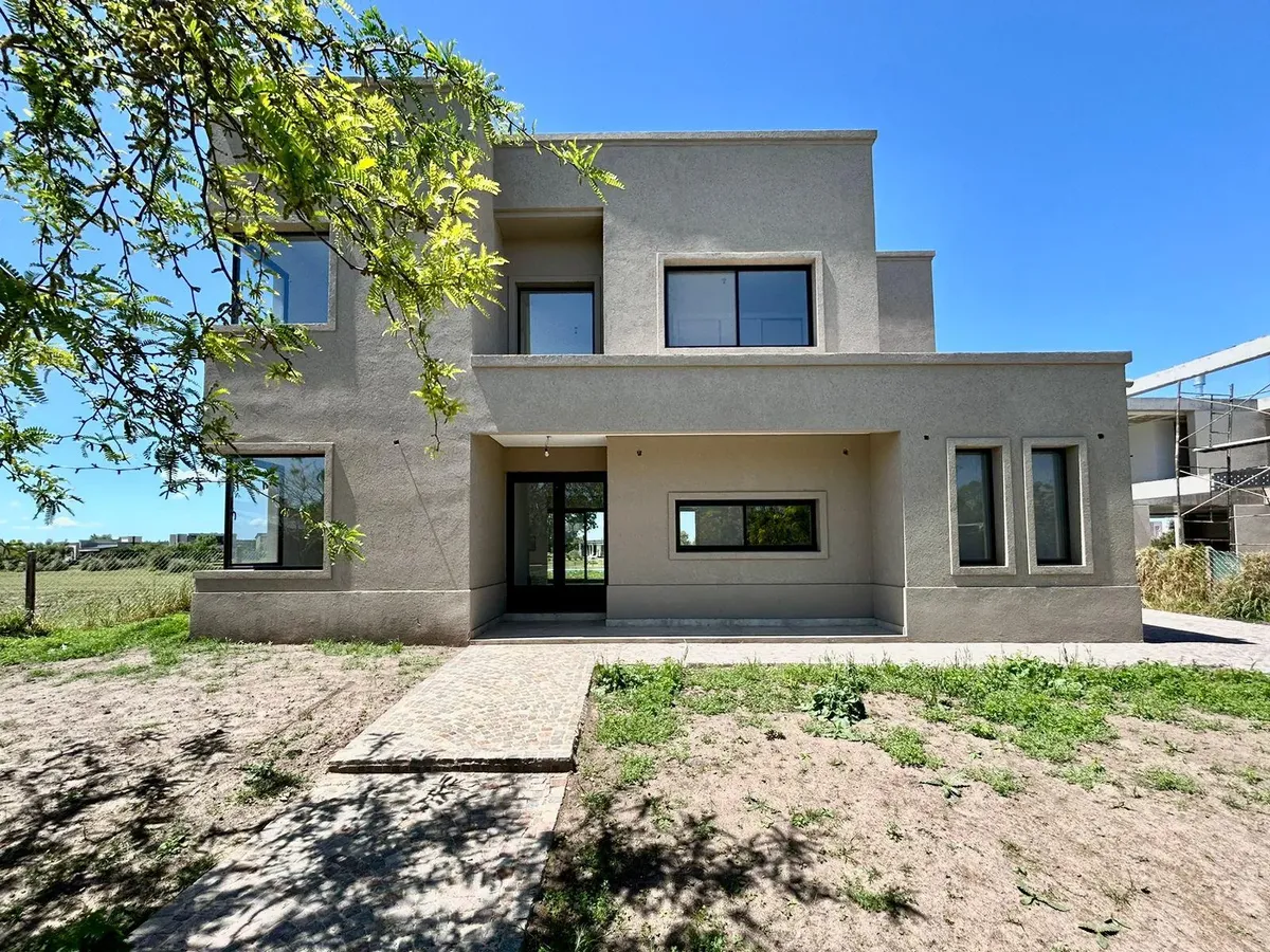 Casa com 4 quartos e piscina