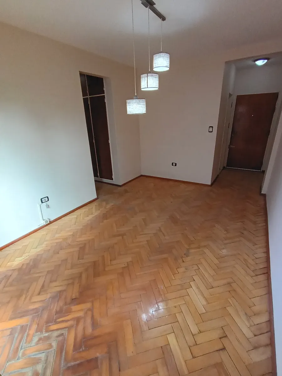 Departamento 3 Ambientes, Muy Luminoso, Con Balcón Corrido, Lavadero, 2 A/c Y Piso De Parquet. Garantía: Seguro De Causión