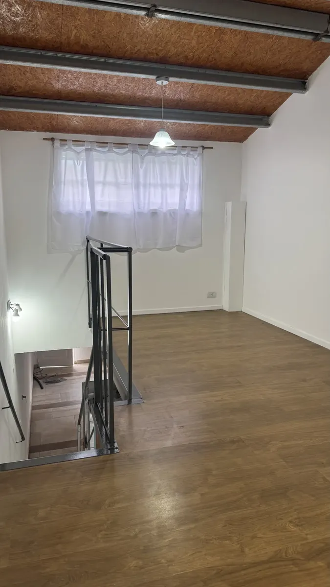 Alquilado Departamento En Planta Baja Con Cochera . Una Habitación Abajo Y Otra En La Planta Alta , Espacio Que Se Puede Destinar A Playroom Muy Iluminado. Sin Expensas