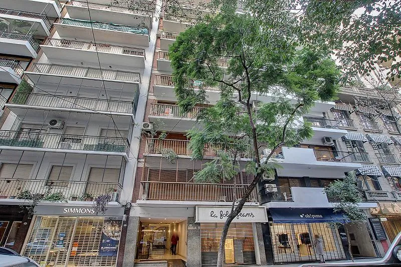 Excelente Departamento De 3 Ambientes Con Balcón Terraza, Reciclado Y Amoblado En Arenales Y Paraná